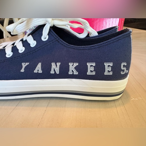 Men’s New York Yankees FOCO Tonal Wordmark Canvas Shoes - Size 8 - Picture 11 of 15